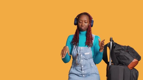 Mladý Turista Dělá Znamení Tvaru Srdce Poslouchá Hudbu Ukazuje Romantické — Stock video
