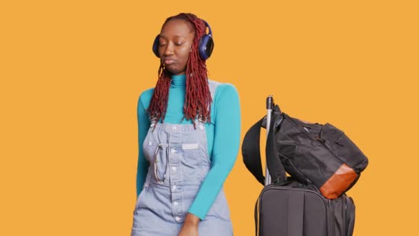 Vrolijke Moderne Vrouw Dansen Muziek Met Behulp Van Een Koptelefoon — Stockvideo