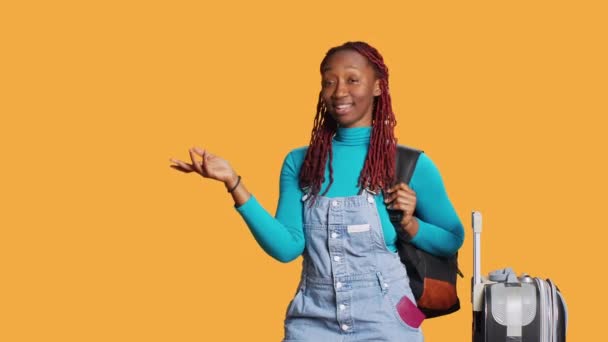 Stüdyoda Reklam Yaparken Gülümseyen Kadın Reklam Yapmak Için Sağı Solu — Stok video