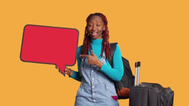 Fiatal Felnőtt Kezében Piros Üres Beszéd Buborék Mutatja Karton Ikon — Stock videók