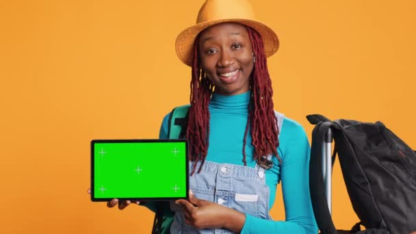 Radostná Osoba Držící Tablet Kameře Pracující Prázdnou Zelenou Obrazovkou Šablony — Stock video