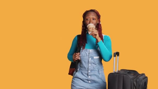 Młoda Turystka Pije Kawę Studio Przygotowując Się Wyjazdu Wakacje Bagażem — Wideo stockowe