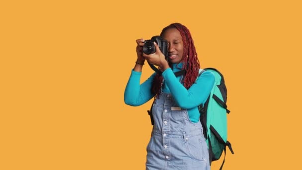 Žena Cestovatel Pomocí Fotoaparátu Pro Focení Fotografování Dslr Zařízení Městské — Stock video