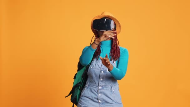 休日にVrガラスを使用して現代的なモデル 人工知能と仮想現実ヘッドセットと楽しみを持っています ゴーグル上の3Dインタラクティブビジョンを使用して女性観光客 都市の冒険 — ストック動画
