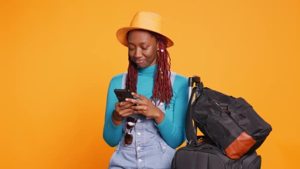 Turystka Sprawdza Telefon Komórkowy Wysyła Sms Przed Wyjazdem Miasta Uśmiechnięta — Wideo stockowe
