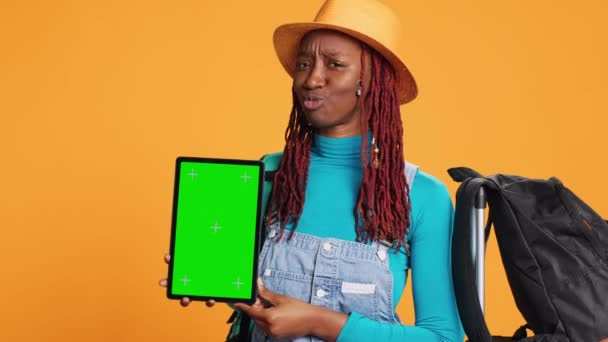 Mujer Alegre Sosteniendo Tableta Estudio Trabajando Con Plantilla Pantalla Verde — Vídeo de stock