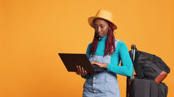 Africano Site Navegação Menina Americana Laptop Usando Página Web Line — Vídeo de Stock