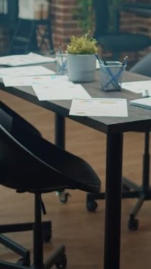 Dikey video: Şirket yönetim kurulu masasında istatistik kağıtları, iş yerinde çalışma alanı boş. Yürütme belgeleri ve araştırma planlarıyla dolu başlangıç işyeri, geliştirme çalışmaları.