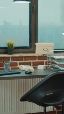 Dikey video: Boş çalışma alanı ve dokümanlar toplantı masasında, şirket geliştirme planı ve veri yinelemeleri kağıtlarda. İş istasyonları ve istatistikleriyle uluslararası başlangıç ofisi.
