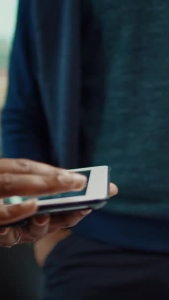 Vidéo Verticale Équipe Personnes Examinant Les Données Commerciales Sur Tablettes — Video