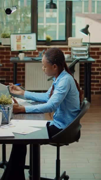 垂直视频 创业员工在笔记本电脑上写数据 计划召开高管简报会 讨论新的发展愿景 审查共同工作空间公司成果的女性办公室工作人员 — 图库视频影像