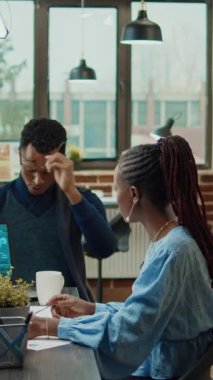 Dikey video: Şirket geliştirme için çevrimiçi sunum üzerinde çalışan iş adamları proje planlamak üzere toplantı odasındalar. Ofis çalışanları yeni yürütme vizyonu yaratmak için beyin fırtınası yapıyorlar.