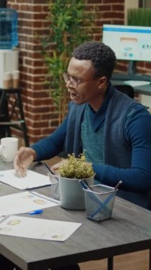 Dikey video: Kızgın yönetici, iş geliştirme sonuçlarını alamadığı için hayal kırıklığına uğramış hissediyor. Erkek işçiler çalışanların çalışmasından rahatsız oluyorlar.