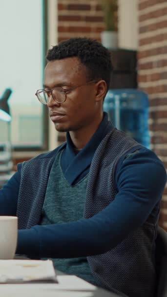 Vídeo Vertical Relatórios Planejamento Homens Afro Americanos Trabalhando Com Análise — Vídeo de Stock