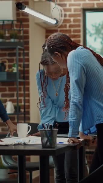垂直视频 公司员工在项目上的合作 谈论费用 为发展创造新的商业解决方案 非洲裔美国人团队讨论团队合作策略 — 图库视频影像