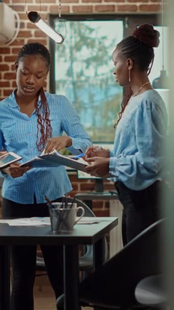 Vertical Video Afroamerykanie Wykorzystujący Tablet Badania Statystyk Wyników Biznesowych Współpracujący — Wideo stockowe