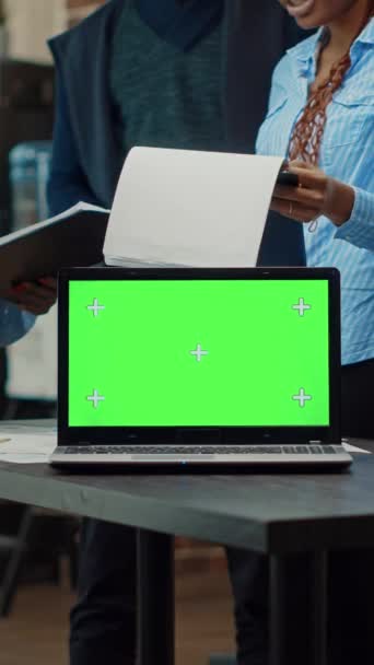 Vertikales Video Mitarbeiter Analysieren Papiere Mit Greensceen Laptop Menschen Die — Stockvideo
