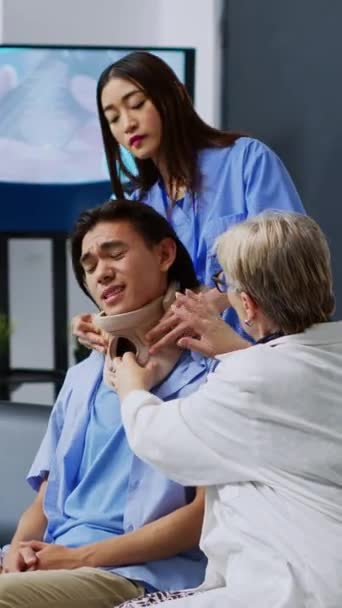 Vidéo Verticale Médecin Âgé Aidant Patient Prendre Collier Cervical Dans — Video