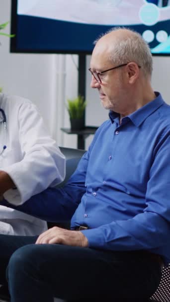 Vertikales Video Facharzt Berät Ältere Patienten Misst Bluthochdruck Und Blutdruck — Stockvideo
