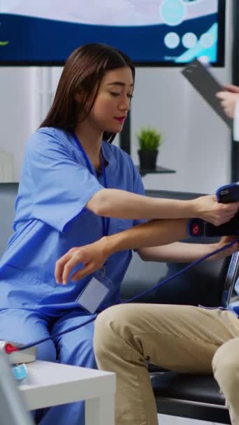 Vertikales Video Krankenschwester Misst Hypertonie Und Blutdruck Des Patienten Eine — Stockvideo