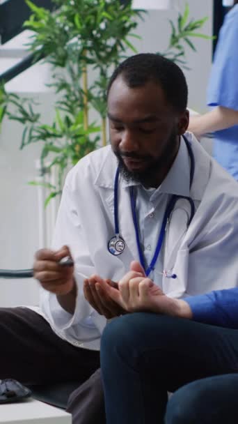 Κατακόρυφο Βίντεο Γιατρός Κάνει Μέτρηση Του Επιπέδου Ινσουλίνης Ιατρικό Γλυκομετρικό — Αρχείο Βίντεο
