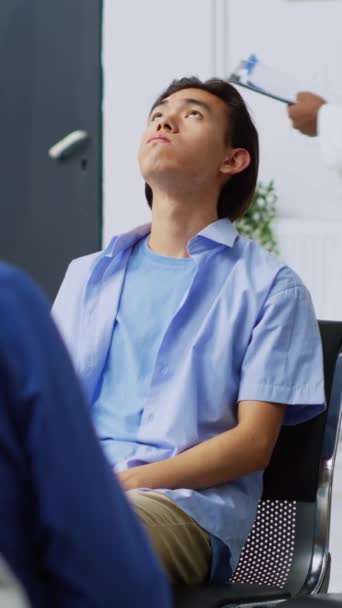 Dikey Video Yorgun Asyalı Bir Hastanın Sağlık Kontrolü Sırasında Gergin — Stok video