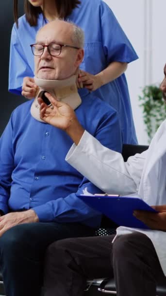 Vertikal Video Traumatologiskt Team Bort Halskrage Asiatisk Patient Med Nackfraktur — Stockvideo