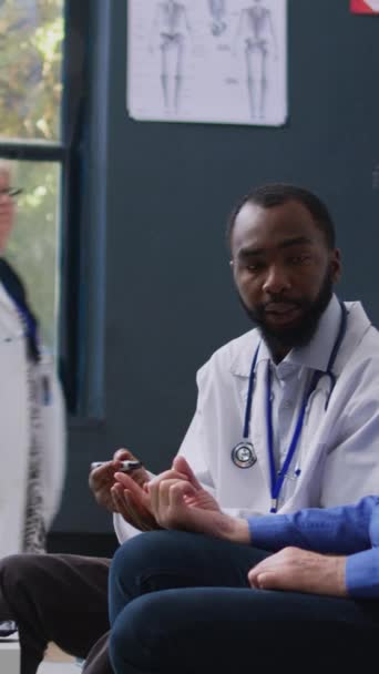 Vertikales Video Afrikanisch Amerikanischer Mediziner Misst Den Zuckerspiegel Mit Blutprobe — Stockvideo