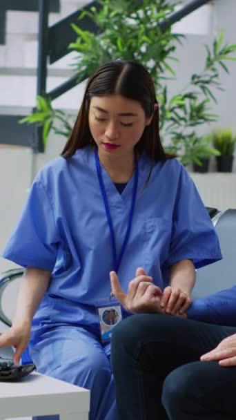 당뇨병 환자를 미터로 혈당치를 샘플로 측정하는 아시아 간호사 병원에서 포도당 — 비디오