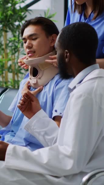 Függőleges Videó Afro Amerikai Orvos Segít Sérült Embernek Levenni Nyakörvet — Stock videók