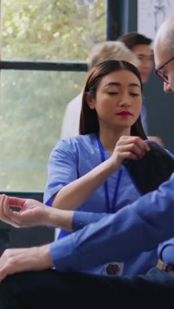 Vertikales Video Krankenschwester Bei Der Hypertonieuntersuchung Mit Medizinischem Tonometer Wartebereich — Stockvideo