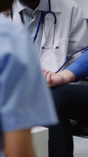 Vertikales Video Arzt Misst Den Insulin Und Glukosespiegel Eines Älteren — Stockvideo