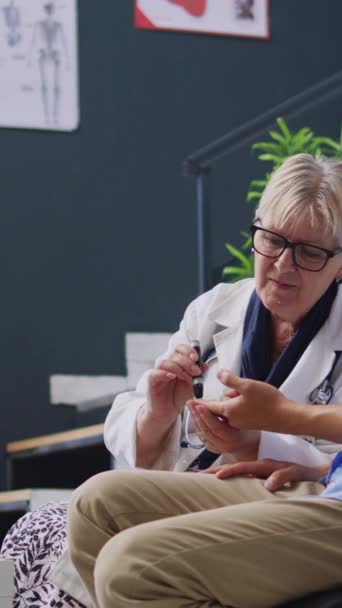 Vertikales Video Älterer Arzt Misst Den Insulinspiegel Und Die Glukose — Stockvideo