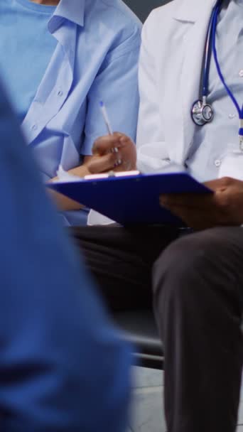 Vertikales Video Sanitäter Helfen Patienten Beim Ausfüllen Medizinischer Berichte Und — Stockvideo