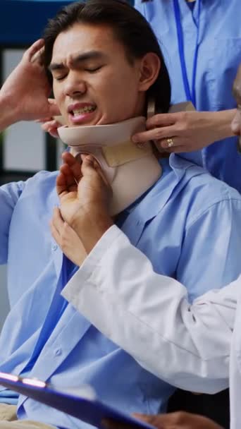 Vídeo Vertical Personal Médico Retirando Collar Cervical Paciente Asiático Con — Vídeos de Stock