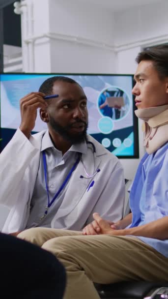Wideo Pionowe Afrykański Amerykański Lekarz Sprawdzający Wzrok Pacjenta Operacji Poczekalni — Wideo stockowe