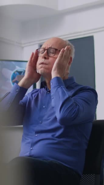 Κατακόρυφο Βίντεο Στρεσαρισμένος Κουρασμένος Ηλικιωμένος Ασθενής Που Κάθεται Στην Καρέκλα — Αρχείο Βίντεο