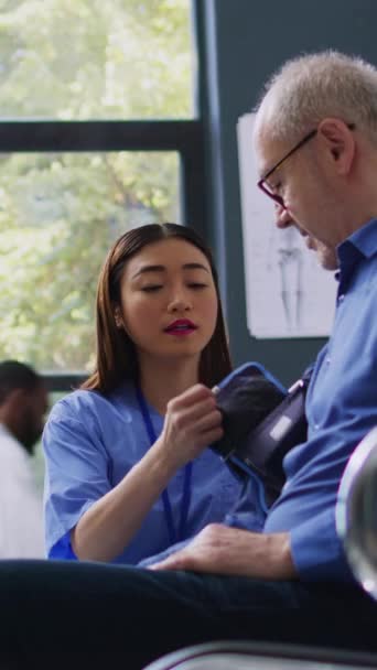 Vertikales Video Krankenschwester Misst Hypertonie Und Blutdruck Des Patienten Herzuntersuchungen — Stockvideo
