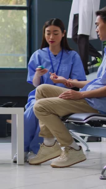 Vídeo Vertical Enfermeira Asiática Medindo Nível Insulina Glicose Amostra Sangue — Vídeo de Stock