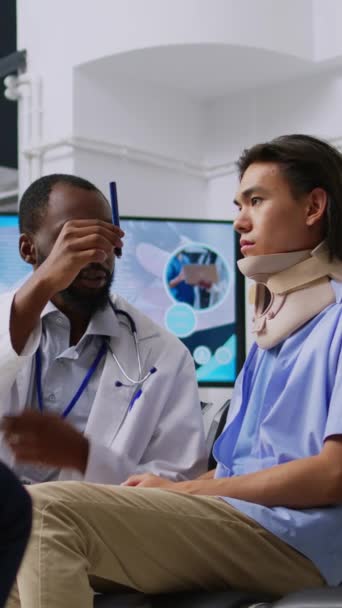 Vertikales Video Arzt Überprüft Das Sehvermögen Des Patienten Wartezimmer Eines — Stockvideo
