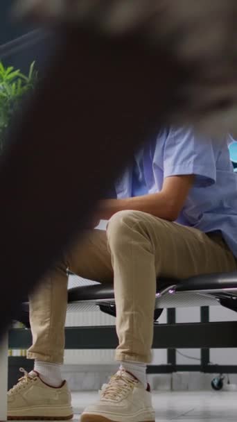 아시아의 환자들은 관리에 논의할 전문가를 기다리는 검진을 스트레스를 피곤해 병원에서 — 비디오