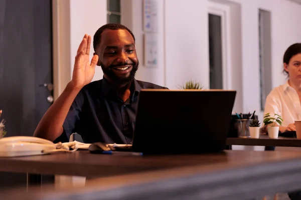 Gülümseyen Bir Çalışan Video Konferansta Takım Lideriyle Konuşuyor Sallıyor Şirket — Stok fotoğraf