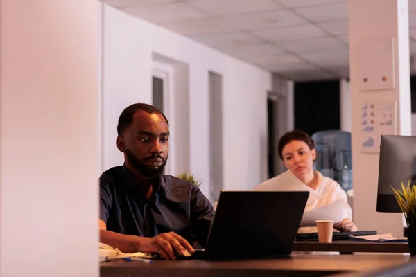 Şçi Planlama Şirketi Stratejisi Dizüstü Bilgisayarda Arkadaşları Geç Saatlerde Ofiste — Stok fotoğraf
