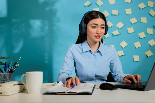 Mulher Profissional Trabalhando Com Laptop Ouvindo Música Com Fones Ouvido — Fotografia de Stock