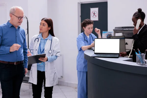 대기실에 리셉션 카운터 책상에 고립되어 컴퓨터가 있습니다 검진중에 환자들 일하는 — 스톡 사진