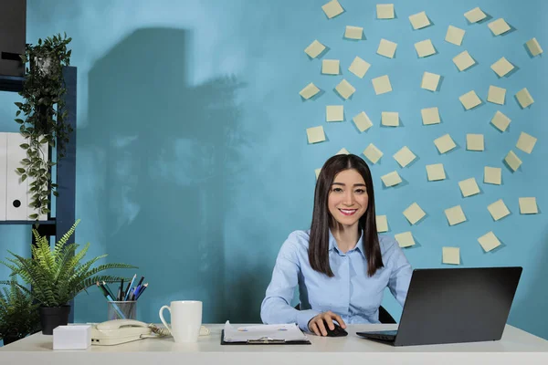 Mulher Profissional Trabalhando Escritório Sentado Mesa Com Computador Portátil Xícara — Fotografia de Stock