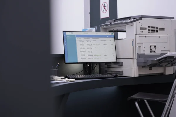 Üres Egészségügyi Létesítmény Regisztrációs Pult Orvosi Vizsgálatokkal Számítógép Képernyőjén Készen — Stock Fotó