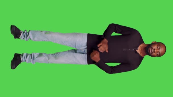 Vertikal Video Framifrån Afrikanskt Amerikanskt Man Som Otålig Väntar Studio — Stockvideo