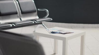 Sağlık kliniğindeki boş bekleme alanı, hastane resepsiyonundaki koltuklar. Acil durum konsültasyonları ve muayeneler için kullanılan sağlık merkezi, teşhis raporlu kayıt masası.