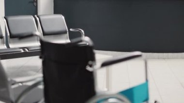 Boş hastane resepsiyonu, tekerlekli sandalye ve check-up randevu formları, teşhis merkezi. Maluliyet dostu sağlık tesisinde kayıt masası, sağlık hizmetleri.